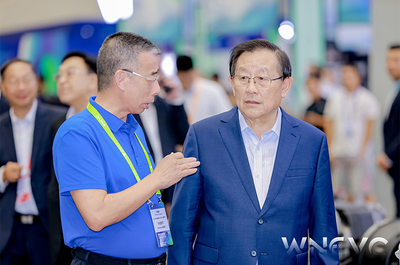 萬鋼主席觀摩NGA智能電動(dòng)半掛車，助力貨運(yùn)行業(yè)駛向“公路動(dòng)車”的“中國方案”！